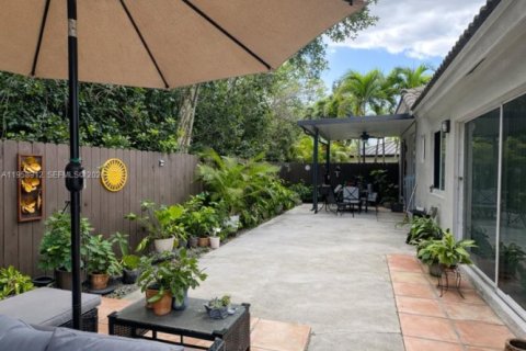 House in Miami, Florida 3 bedrooms, 148.83 sq.m. № 2017589 - photo 18