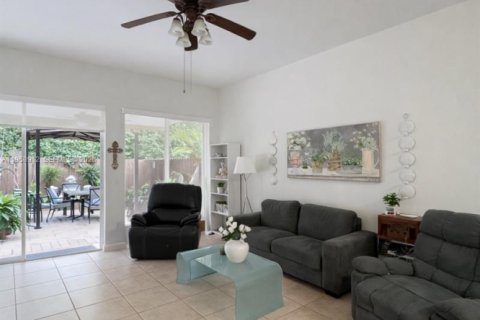 House in Miami, Florida 3 bedrooms, 148.83 sq.m. № 2017589 - photo 7