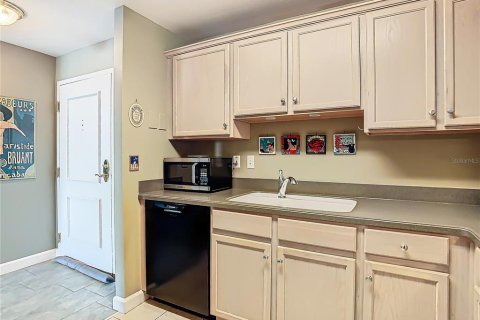 Condo in Tampa, Florida, 2 bedrooms  № 1436038 - photo 9