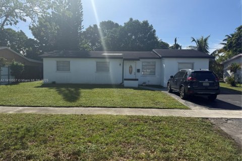 House in Lauderhill, Florida 3 bedrooms, 122.17 sq.m. № 2021003