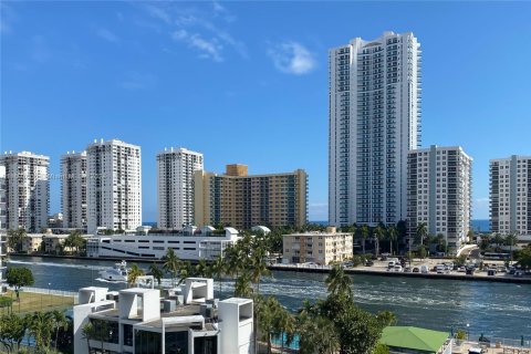 Condo in Hallandale Beach, Florida, 1 bedroom  № 1731949 - photo 4
