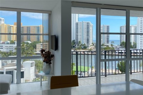 Condo in Hallandale Beach, Florida, 1 bedroom  № 1731949 - photo 11