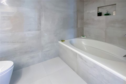 Condo in Hallandale Beach, Florida, 1 bedroom  № 1731949 - photo 7