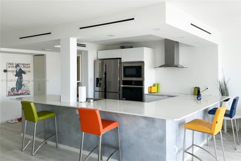 Condo in Hallandale Beach, Florida, 1 bedroom  № 1731949 - photo 2