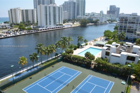 Condo in Hallandale Beach, Florida, 1 bedroom  № 1731949 - photo 16