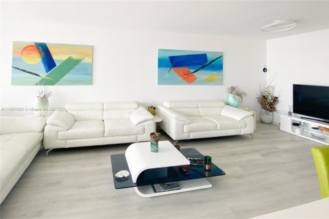 Condo in Hallandale Beach, Florida, 1 bedroom  № 1731949 - photo 3