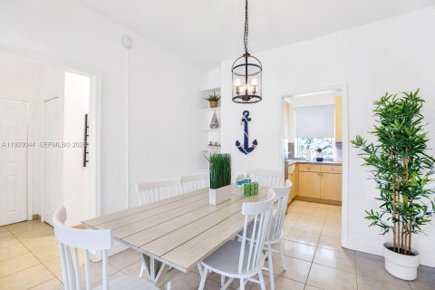 Appartement à louer à Miami Beach, Floride: 2 chambres, 1591.23 m2 № 1987301 - photo 1