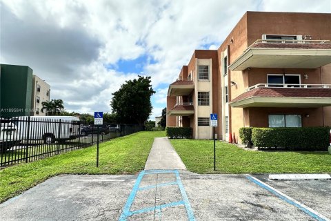 Copropriété à louer à Hialeah, Floride: 2 chambres, 98.48 m2 № 1948974 - photo 1