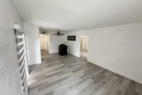 Copropriété à louer à Hialeah, Floride: 2 chambres, 98.48 m2 № 1948974 - photo 9