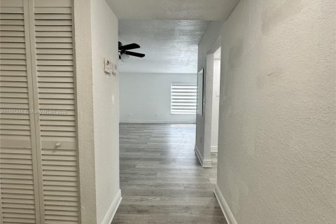 Copropriété à louer à Hialeah, Floride: 2 chambres, 98.48 m2 № 1948974 - photo 3