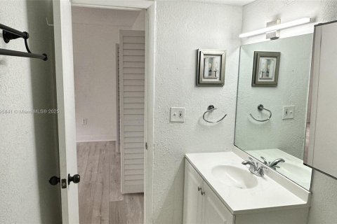 Copropriété à louer à Hialeah, Floride: 2 chambres, 98.48 m2 № 1948974 - photo 13