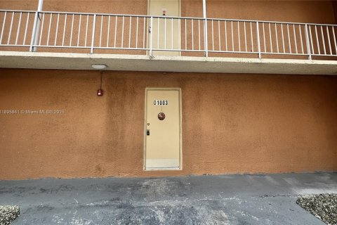 Copropriété à louer à Hialeah, Floride: 2 chambres, 98.48 m2 № 1948974 - photo 2
