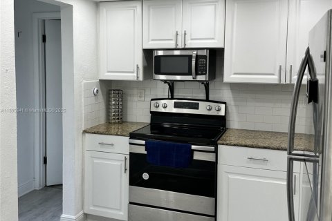 Copropriété à louer à Hialeah, Floride: 2 chambres, 98.48 m2 № 1948974 - photo 5