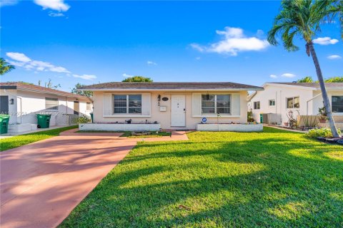 Villa ou maison à vendre à Tamarac, Floride: 2 chambres, 98.66 m2 № 2058935 - photo 2