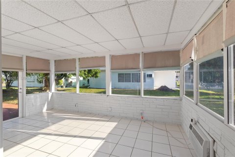 Villa ou maison à vendre à Tamarac, Floride: 2 chambres, 98.66 m2 № 2058935 - photo 13