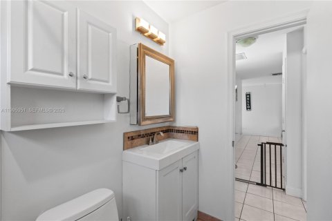 Villa ou maison à vendre à Tamarac, Floride: 2 chambres, 98.66 m2 № 2058935 - photo 11