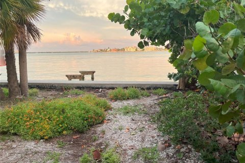 Casa en venta en Saint Pete Beach, Florida, 3 dormitorios, 178.28 m2 № 1906535 - foto 1