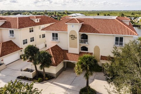 Copropriété à louer à New Smyrna Beach, Floride: 3 chambres, 222.97 m2 № 1534673 - photo 1