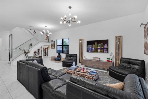 House in Miramar, Florida 5 bedrooms, 314.1 sq.m. № 2003070 - photo 8