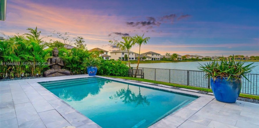 House in Miramar, Florida 5 bedrooms, 314.1 sq.m. № 2003070