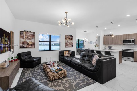 House in Miramar, Florida 5 bedrooms, 314.1 sq.m. № 2003070 - photo 9