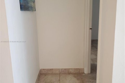 Condo in Miami, Florida, 1 bedroom  № 1868028 - photo 12
