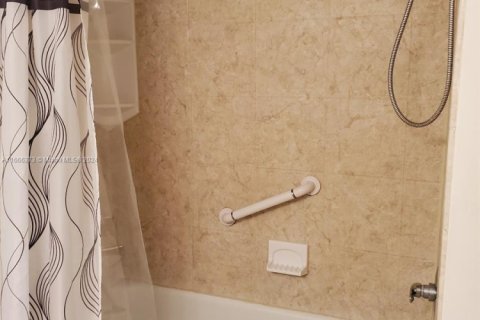 Condo in Miami, Florida, 1 bedroom  № 1868028 - photo 17