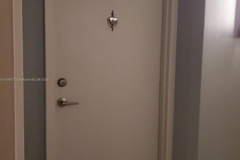Condo in Miami, Florida, 1 bedroom  № 1868028 - photo 18