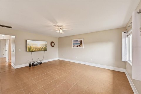 Condominio en venta en Sun City Center, Florida, 2 dormitorios, 89.19 m2 № 1917588 - foto 3