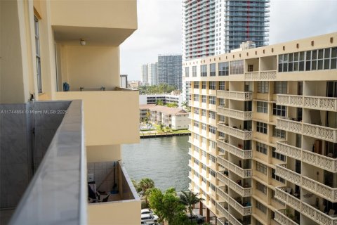Condominio en venta en Hallandale Beach, Florida, 2 dormitorios, 102.19 m2 № 1981956 - foto 14