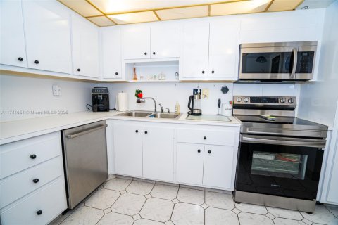 Condominio en venta en Hallandale Beach, Florida, 2 dormitorios, 102.19 m2 № 1981956 - foto 6