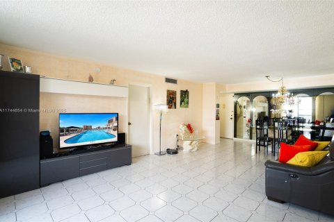 Condominio en venta en Hallandale Beach, Florida, 2 dormitorios, 102.19 m2 № 1981956 - foto 2