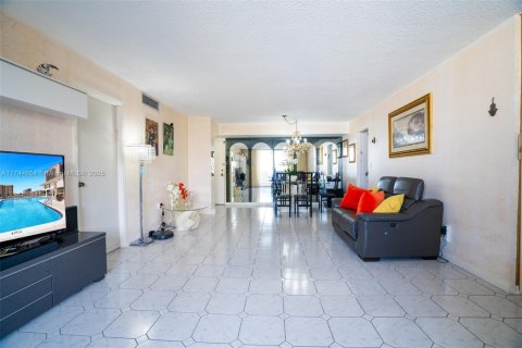 Condominio en venta en Hallandale Beach, Florida, 2 dormitorios, 102.19 m2 № 1981956 - foto 1