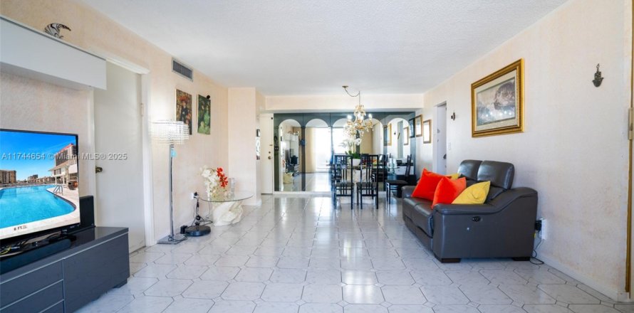 Condominio en Hallandale Beach, Florida, 2 dormitorios  № 1981956