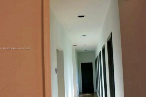 Купить виллу или дом в Хомстед, Флорида 6 спален, 525.73м2, № 1726613 - фото 15