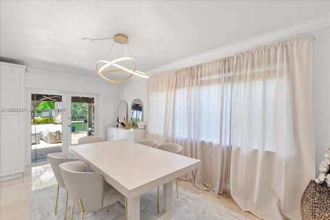 House in North Miami Beach, Florida 4 bedrooms, 182.46 sq.m. № 1988360 - photo 5