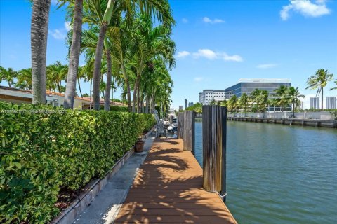 House in North Miami Beach, Florida 4 bedrooms, 182.46 sq.m. № 1988360 - photo 16