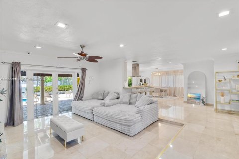 House in North Miami Beach, Florida 4 bedrooms, 182.46 sq.m. № 1988360 - photo 4