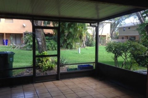 Touwnhouse à louer à Pembroke Pines, Floride: 2 chambres, 105.35 m2 № 1928074 - photo 17