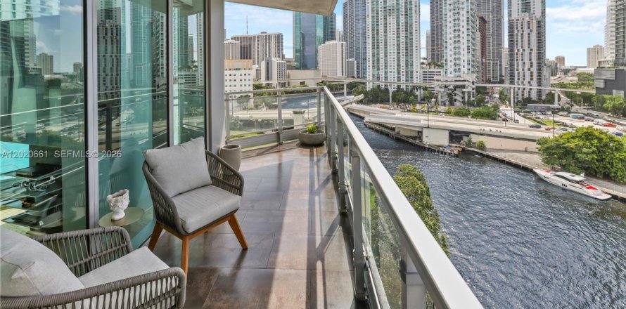 Condominio en Miami, Florida, 3 dormitorios № 2186297