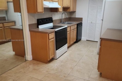 Touwnhouse à vendre à Lauderhill, Floride: 2 chambres, 87.33 m2 № 1882563 - photo 4