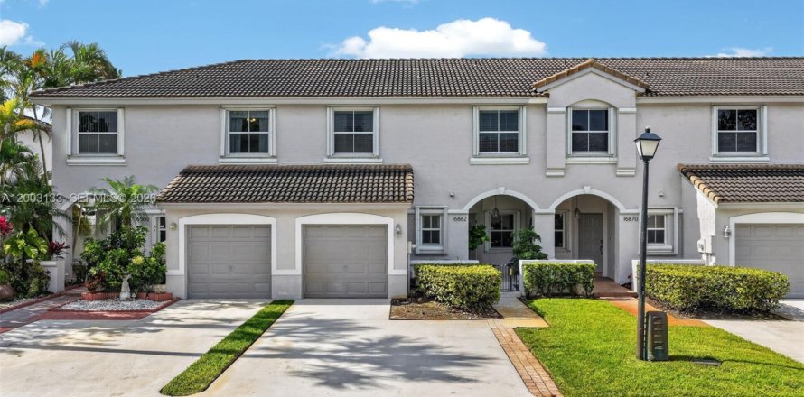 House in Pembroke Pines, Florida 3 bedrooms, 142.05 sq.m. № 2069417