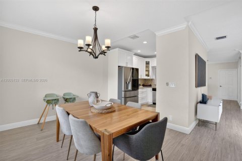 House in Pembroke Pines, Florida 3 bedrooms, 142.05 sq.m. № 2069417 - photo 13