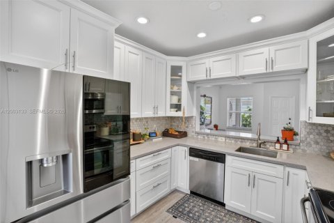 House in Pembroke Pines, Florida 3 bedrooms, 142.05 sq.m. № 2069417 - photo 16