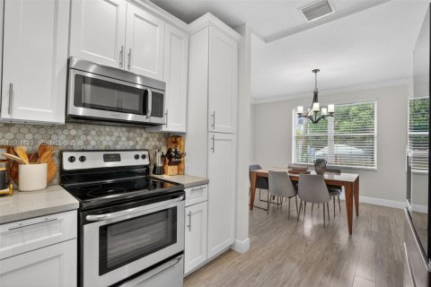 House in Pembroke Pines, Florida 3 bedrooms, 142.05 sq.m. № 2069417 - photo 18