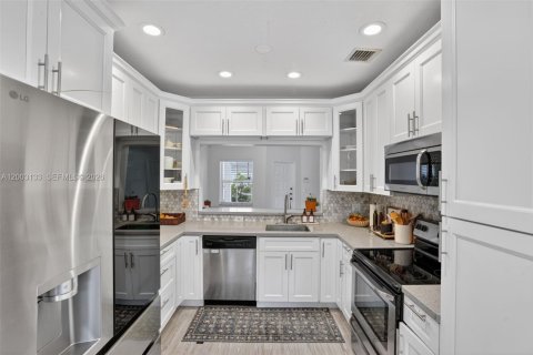 House in Pembroke Pines, Florida 3 bedrooms, 142.05 sq.m. № 2069417 - photo 15