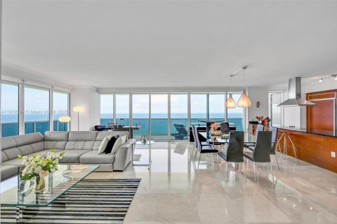 Condo in Hallandale Beach, Florida, 3 bedrooms  № 1888765 - photo 4