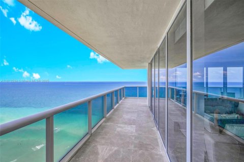 Condo in Hallandale Beach, Florida, 3 bedrooms  № 1888765 - photo 29