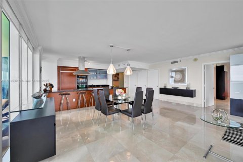 Condo in Hallandale Beach, Florida, 3 bedrooms  № 1888765 - photo 8