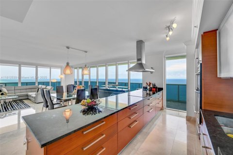 Condo in Hallandale Beach, Florida, 3 bedrooms  № 1888765 - photo 12